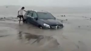 ബെൻസ് ഉണ്ടായാൽ പോര തലയ്ക്ക് അകത്ത് ആൾതാമസം കൂടി വേണം; ബീച്ചിൽ കുടുങ്ങിയ വീഡിയോ വൈറൽ