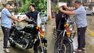 അച്ഛന് ബുള്ളറ്റ് സമ്മാനിച്ച് യുവ ഡോക്‌ടർ, സർപ്രൈസ് ഒളിപ്പിച്ച് നമ്പർപ്ലേറ്റും; സോഷ്യൽ മീഡിയയും ഞെട്ടി