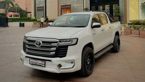 ടൊയോട്ടയ്ക്ക് പോലും കൺഫ്യൂഷൻ അടിക്കുമല്ലോ! ഹൈലക്സിനെ പൊളിച്ചടുക്കി LC 300 ആക്കി മാറ്റിയത് കണ്ടോ