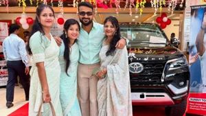 ആകാശ്ദീപിന്റെ ഡ്രീം കാര്‍ 'പൊല്ലാപ്പായി' മാറിയോ! ആര്‍ടിഒ നോട്ടീസ്, ഡീലര്‍ക്ക് സസ്‌പെന്‍ഷന്‍