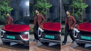 കൂലി 500 കോടിയടിച്ചാലും കാര്‍ കിട്ടുമെന്ന് തോന്നുന്നില്ല! ലക്ഷങ്ങള്‍ പൊടിച്ച് ഇവി വാങ്ങി അനിരുദ്ധ്