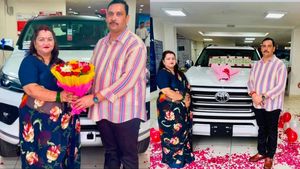  ഒറ്റ ദിവസം മുടക്കിയത് മൂന്ന് കോടി രൂപ; ഫോർച്ച്യൂണറും ലാൻഡ് ക്രൂയിസറും വാങ്ങി പ്രമുഖ വ്യാപാരി