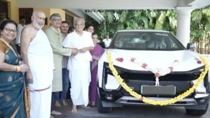 ധര്‍മ്മസ്ഥലയ്ക്ക് പുതിയ BE 6 ഇലക്ട്രിക് കാര്‍ സംഭാവന ചെയ്ത് മഹീന്ദ്ര; ഇത് മൊത്തം മൂന്നാമത്തേത്