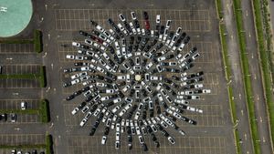 തുമ്പപ്പൂവിന് പകരം വിൻഡ്സർ ഇവി; 306 കാറുകൾകൊണ്ട് 'ഓണപ്പൂക്കളം' ഇട്ട് എംജി മോട്ടോർസ്