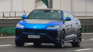 4.20 കോടി രൂപ വില വരുന്ന ലംബോർഗിനി ഓടിച്ച് 'ദൈവം', ആഡംബര കാറുകളുടെ മാസ്റ്റർ ബ്ലാസ്റ്ററിന്റെ വണ്ടി കൊള്ളാല്ലോ