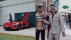 ഭാര്യയായാൽ ഇങ്ങനെ വേണം, ഇന്ത്യയിലെ ആദ്യ സൈബർസ്റ്റർ തന്റെ ഭർത്താവിന് വാങ്ങിക്കൊടുത്ത് പ്രിയതമ