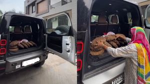 'ബ്രിട്ടീഷുകാരെ' ഇങ്ങനെയുണ്ടോ അപമാനിക്കല്‍! ഡിഫെന്‍ഡറില്‍ ചാണകം കയറ്റുന്ന വീഡിയോ 