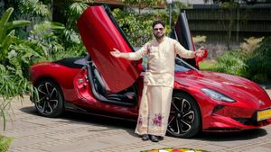 86.58 ലക്ഷത്തിന്റെ ഇലക്‌ട്രിക് സ്പോർട്‌സ് കാറും വാങ്ങി ആലുക്കാസ് മുതലാളി, തൃശൂരിലെ വീട് കാറുകളുടെ പറുദ്ദീസ