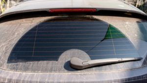 സെഡാനുകൾക്ക് പിന്നിൽ വൈപ്പറില്ലാത്തിന്റെ കാരണം അറിയുമോ? വണ്ടിഭ്രാന്തൻമാർ പോലും ആലോചിച്ചിട്ടുണ്ടാവില്ല