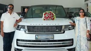 3.2 കോടി പൊടിച്ച് വാങ്ങിയ റേഞ്ച് റോവര്‍ വാടകയ്ക്ക് കൊടുക്കുന്ന ബാര്‍ബര്‍! റോള്‍സ് റോയ്‌സ് വരെ റെന്റിന് 