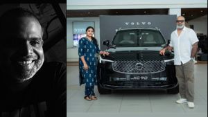 മോളിവുഡിലേക്ക് വീണ്ടുമൊരു വോൾവോ, 1.23 കോടിയുടെ എസ്‌യുവി സ്വന്തമാക്കി ചെമ്പനും ഭാര്യയും