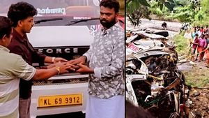 പ്രളയത്തിന് പോലും തകർക്കാൻ പറ്റാത്ത സൗഹൃദം; ഒലിച്ചു പോയ ട്രാവലറിന് പകരം റെജിന് പുത്തൻ വാഹനം