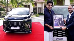 മൈജിയുടെ ഗാരേജിലേക്ക് പുതിയ അതിഥി; 2 കോടിയുടെ ആഡംബര എംപിവി സ്വന്തമാക്കി ഷാജി