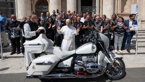 മാർപ്പാപ്പയുടെ ഒപ്പിൻ്റെ ഒരു പവറേ! BMW R 18 ട്രാൻസ്കോണ്ടിനെൻ്റൽ ലേലത്തിൽ വിറ്റുപോയത് കോടികൾക്ക്