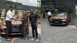 ശബ്ദം കൊണ്ട് ഫാനാക്കുന്ന അതുല്യഗായകൻ; യാത്രയ്ക്ക് കൂടെ കൂട്ടിയത് 1 കോടിയുടെ ലക്ഷ്വറി സെഡാൻ