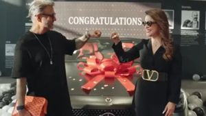 മുടിവെട്ടാന്‍ വാങ്ങുന്നത് 1 ലക്ഷവും ഫ്ലൈറ്റ് ടിക്കറ്റും! 1.2 കോടിയുടെ മെര്‍സീഡീസ് വാങ്ങി ഹെയർസ്റ്റൈലിസ്റ്റ്