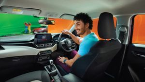 30.61 കിലോമീറ്റർ മൈലേജുള്ള ടൊയോട്ട കാറിന് 1.27 ലക്ഷം രൂപയുടെ ഓഫർ! മാരുതി പോലും ഇങ്ങനെ കൊടുക്കൂല്ല