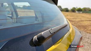 കൈ ഫ്രീയാക്കിയിടാം, മഴ പെയ്താല്‍ വൈപ്പര്‍ താനേ ഓണാകും! സ്മാര്‍ട്ട് ഫീച്ചറുമായെത്തുന്ന കുറഞ്ഞ വിലയുള്ള കാറുകള്‍