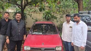 12 റോള്‍സ് റോയ്‌സ് വാങ്ങിയാലും ആദ്യ വണ്ടി സ്‌പെഷ്യലാ! 10 ലക്ഷം പൊടിച്ച് മാരുതി 800 തിരികെവാങ്ങി സിജെ റോയ്