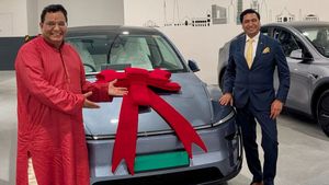 ടെസ്‌ല വാങ്ങാന്‍ കാത്തിരുന്നത് 9 വര്‍ഷം! ഇന്ത്യക്കാരുടെ ഫോണ്‍ 'പേഴ്‌സ്' ആക്കിയ കക്ഷിയെ അറിയുമോ?