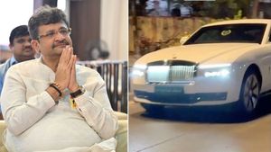 രാഷ്ട്രീയക്കാര്‍ക്കിടയിലും തരംഗമാകാൻ റോള്‍സ്-റോയ്‌സ് ഇവി! ആദ്യം സ്വന്തമാക്കിയത് ഇന്ത്യയിലെ സമ്പന്നനായ എംഎല്‍എ