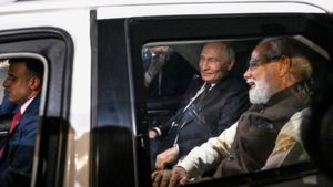 ഇന്റര്‍നെറ്റ് മൊത്തം തിരഞ്ഞ 'MH 01 EN 5795'! ലിമോസിന്‍ ഒഴിവാക്കി മോദിയും പുടിനും യാത്ര ചെയ്ത കാര്‍ മനസിലായോ?