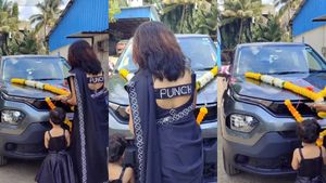 കാര്‍ മാത്രമല്ല ബ്ലൗസും 'പഞ്ച്'! വൈറലായി ഡെലിവറി വീഡിയോ