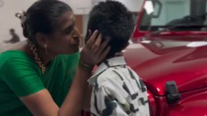 നമ്മള്‍ ഈ പ്രായത്തില്‍ സൈക്കിള്‍ പോലും വാങ്ങിക്കാണില്ല! 15-കാരനായ യൂട്യൂബര്‍ അമ്മക്ക് സമ്മാനിച്ച കാര്‍ കണ്ടോ?