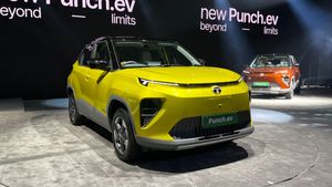 വെറും ₹6.49 ലക്ഷത്തിന് പഞ്ച് ഇവിപുറത്തിറക്കി ഞെട്ടിച്ച് ടാറ്റ! 468 KM റേഞ്ച്, കൈനിറയെ ഫീച്ചറുകള്‍