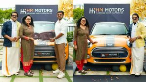 ഇൻസ്റ്റ കത്തിച്ചിട്ട് ദേ നിൽക്കുന്നു, ഭാര്യയ്ക്കൊപ്പം പുത്തൻ കാർ വാങ്ങിയ സന്തോഷത്തിൽ എംജി അണ്ണൻ