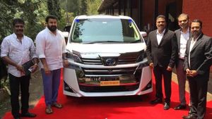ഉടമകളില്‍ ലാലേട്ടനും സുരേഷ് ഗോപിയും വരെ! 19.28KM മൈലേജുള്ള 1.20 കോടിയുടെ ടൊയോട്ട MPV ആ മാജിക് നമ്പർ തൊട്ടു
