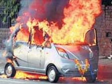 ஷோரூமிலிருந்து கொண்டு செல்லும்போதே வெடித்துச் சிதறிய நானோ!!