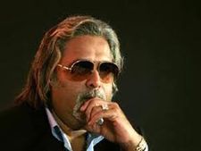 மல்லையா காரில் ஆயுதத்தால் கோடு கிழித்து சேதப்படுத்திய விஷமிகள்