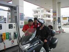 ஹெல்மெட் அணிந்து வருபவர்களுக்கு மட்டும் பெட்ரோல்:போபாலில் அதிரடி