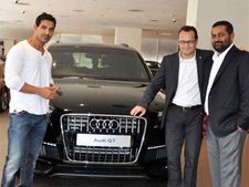 ஆடி க்யூ-7 கார் வாங்கி ஆசையை தீர்த்தார் நடிகர் ஜான் ஆபிரஹாம்