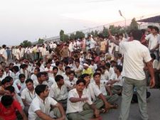 மாருதி சூப்பர்வைசர்கள் மீது தொழிலாளர்கள் தாக்குதல்: 5 பேர் காயம்