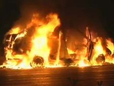 மும்பையில் மாருதி காரில் தீ: எக்ஸ்பிரஸ் சாலையில் பரபரப்பு