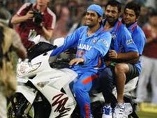 தோனி, ரவீந்திர ஜடேஜாவுக்கு ஹீரோ மோட்டோ கார்ப் பைக்குகள் பரிசு