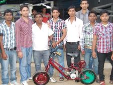 லிட்டருக்கு 97 கிமீ செல்லும் நானோ பைக்: தஞ்சை கல்லூரி மாணவர்கள் கண்டுபிடிப்பு