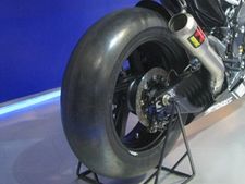 பைக்குகளுக்கான உயர்தர ட்யூப்லெஸ் டயர் உருவாக்கிய மெட்ரோ