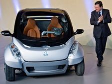 பார்க்கிங்கின்போது தானாக மடங்கி விரியும் எலக்ட்ரிக் கார்