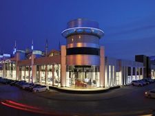 அபுதாபியில் உலகின் மிகப் பிரம்மாண்டமான பிஎம்டபிள்யூவின் கார் ஷோரூம்