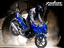 ஆர்ப்பரிக்கும் பல்சரின் பராக்கிரமங்கள்... ஸ்டன்ட் பைக்கிங் கேலரி