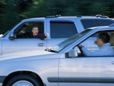 டெல்லியில் வழிவிடாத கார் டிரைவர் மீது துப்பாக்கியால் சுட்ட மர்ம கும்பல்!