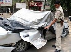 100 கிமீ வேகத்தில் சென்ற கார் பல்டி: கல்லூரி மாணவர் சாவு; மாணவி கை துண்டிப்பு