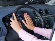 காரில் ஹாரன் அடித்ததால் 87வயது டாக்டர் மீது கண்மூடித் தாக்குதல்