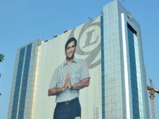 சென்னை லேலன்ட் 10 மாடி கட்டடத்தில் டோணியின் பிரம்மாண்ட போஸ்டர்