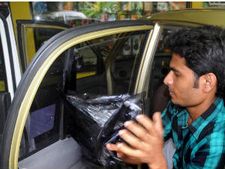 கார் கண்ணாடியிலிருந்து சன் ஃபிலிமை நீக்குவது எப்படி?