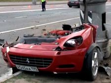 ரஷ்யாவில் கம்பத்தில் மோதி இரண்டு துண்டான ஃபெராரி கார்