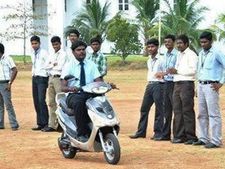5 ரூபாயில் 180 கிமீ செல்லும் எலக்ட்ரிக் ஸ்கூட்டர்: கல்லூரி மாணவர்கள் சாதனை